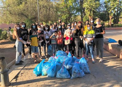 DANS LES RUE DE MARRAKECH, A RAMASSER LES DECHETS : PREMIERE ACTION REUSSIE POUR LES MEMBRES DU LEO CLUB DU LYCEE